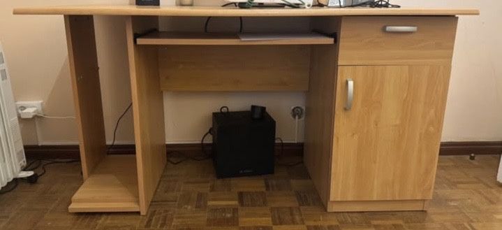 Secretária para computador com arrumação