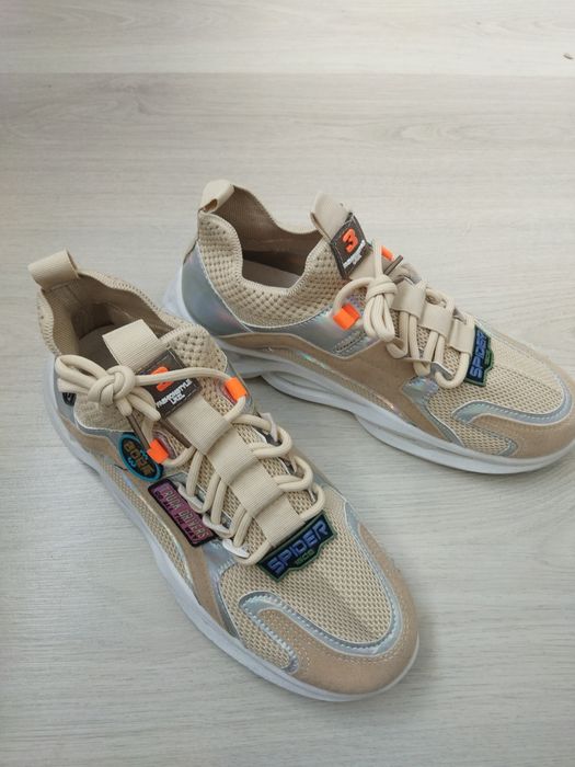 Продам кросівки осінь, літо