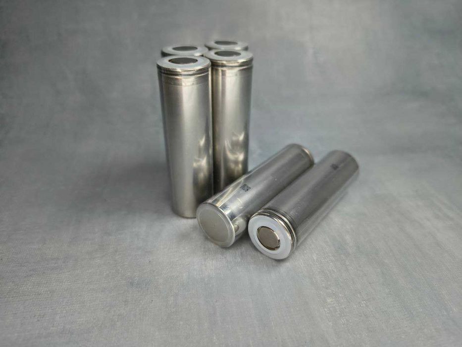 Новые аккумуляторы 21700 BAK N21700CG 5000mAh 10.2A для фонаря