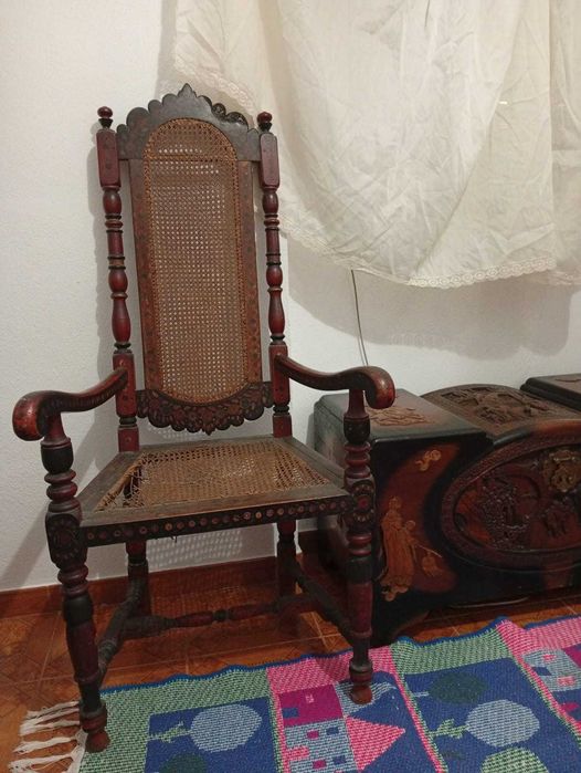 Cadeira antiga com braços torneados e encaixe (sem pregos)