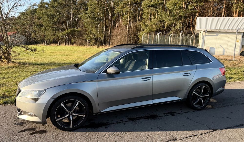 Skoda Superb Dobrze wyposażona, Nagłośnienie Canton, DSG, skrętny bixenon