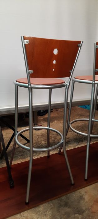 Bancos altos em ferro e madeira para cafe pastelaria