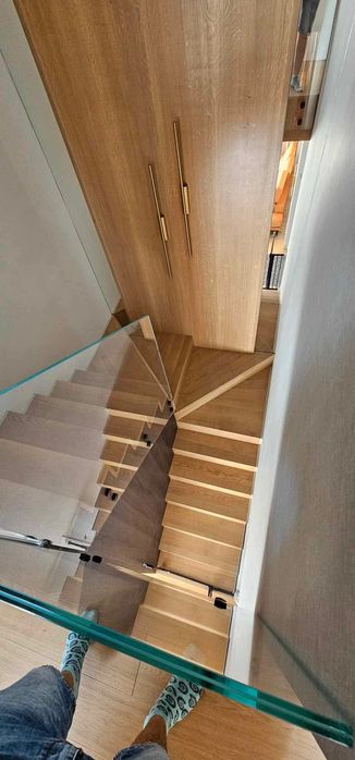 Schody dywanowe drewniane