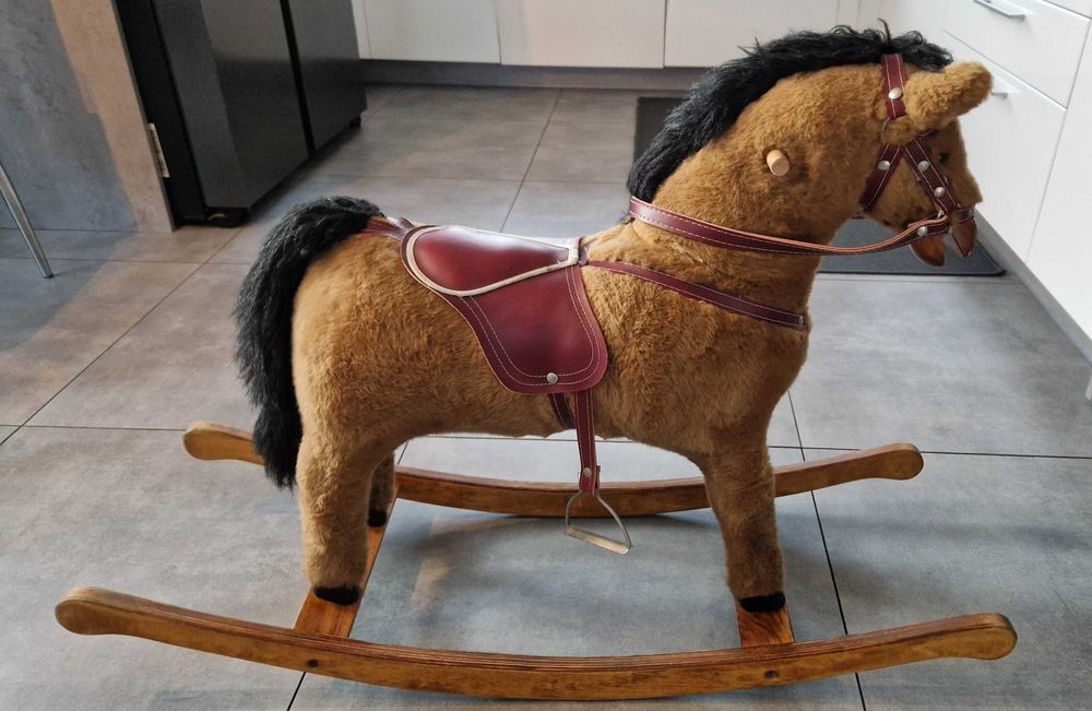 Konik na biegunach vintage – solidny i sprawny