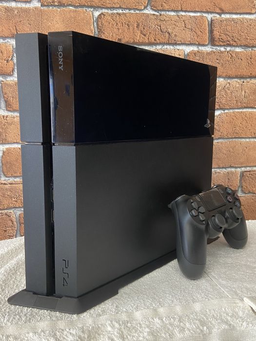 Ps4 c/3 jogos, 1 comando e suporte