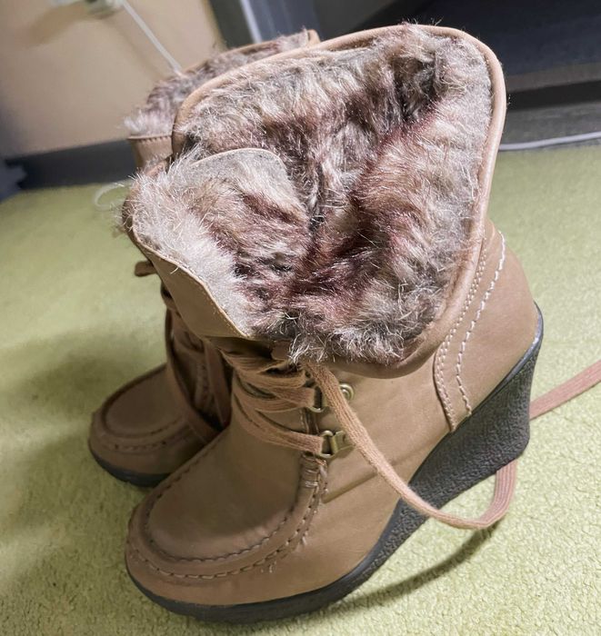 Бежеві ботиночки F&F з хутром зверху, зимові, теплі