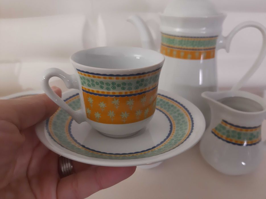 Serviço de café moderno com bule, açucareiro, leiteira e 6 chávenas