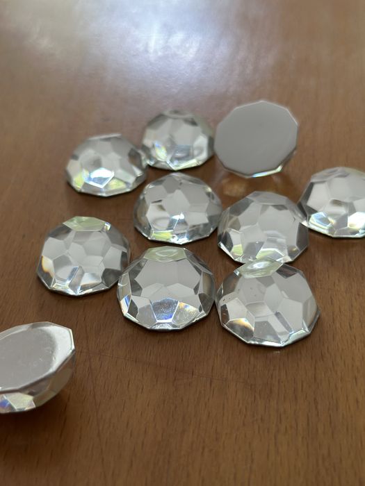 Pedras para fazer bijuterie ou usar em decoracao festiva