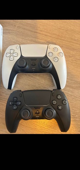 PlayStation 5 com dois comandos originais