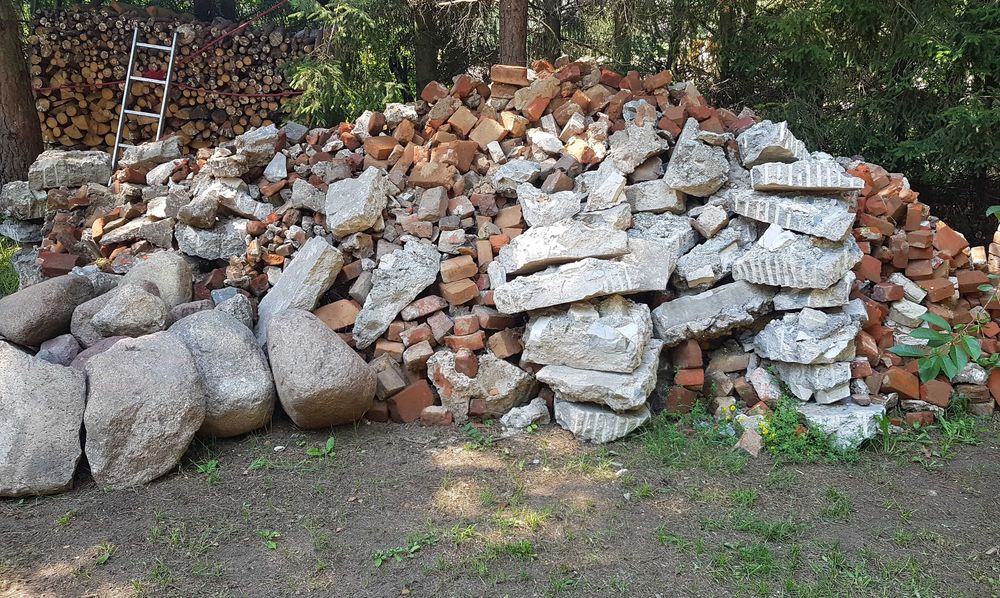 Oddam gruz: kawałki cegieł i pokruszony beton