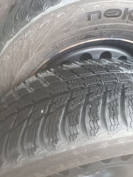 Felgi stalowe plus opony zimowe Nokian R17