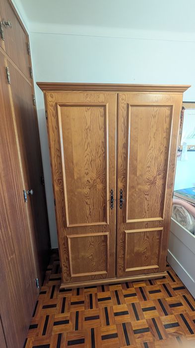 Quarto em pinho maciço - cama, mesa cabeceira, roupeiro, escrivaninha