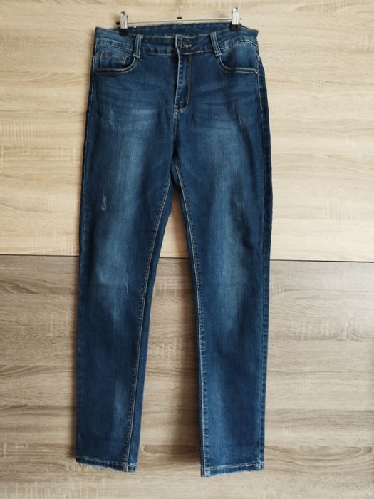 Jeansy drobne przetarcia r.32