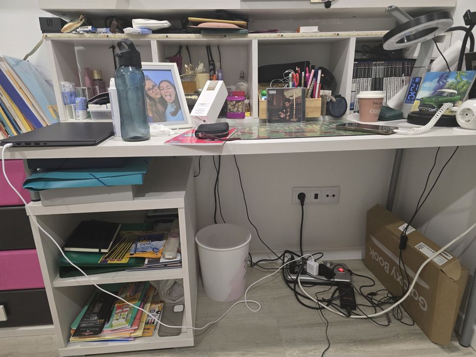 Mobilia de solteiro com 2 camas (uma tipo gaveta que fecha quando nao