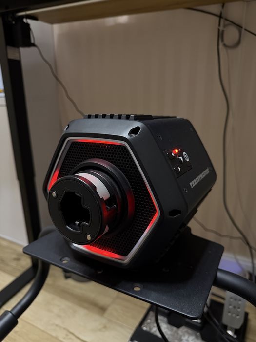 База Thrustmaster T818