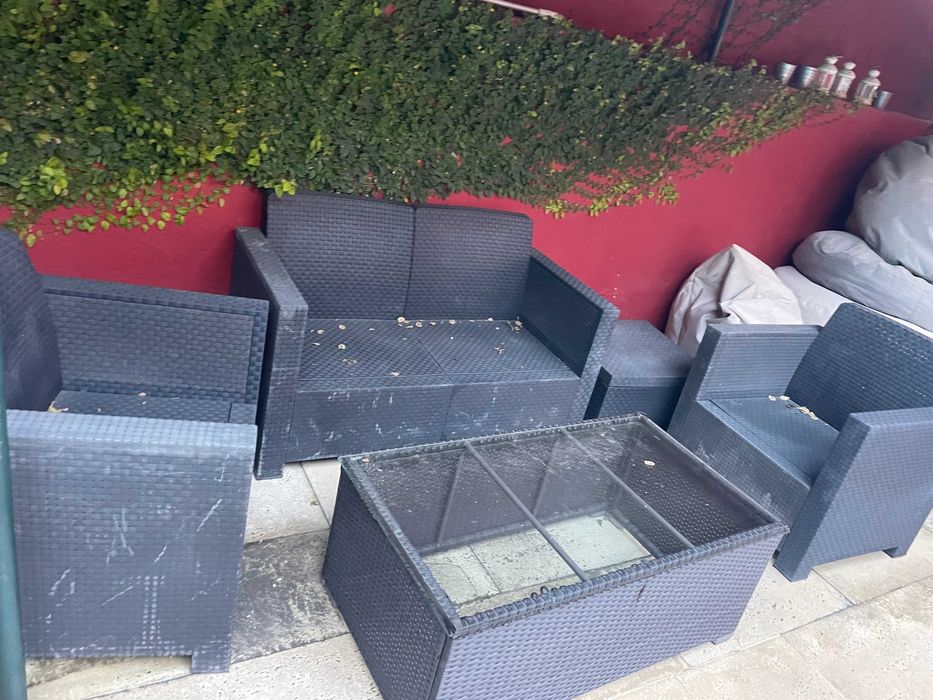 Cojunto móveis de exterior - 1 sofá, 2 mesas e 2 cadeirões