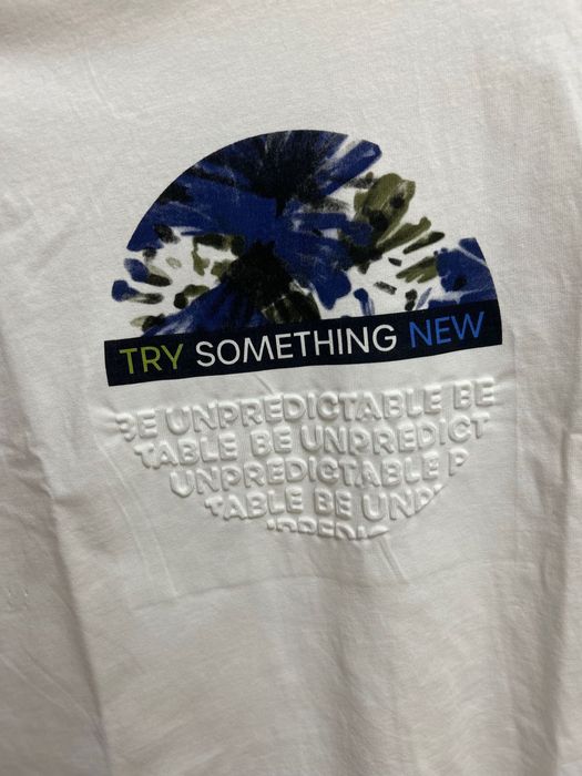 T-shirt branca e inspiradora para rapaz