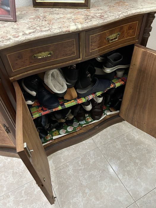 Sapateira em madeira macica