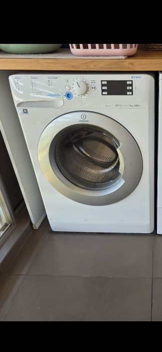 Vendo Máquina de Lavar Roupa da marca Indesit (Gama Innex)