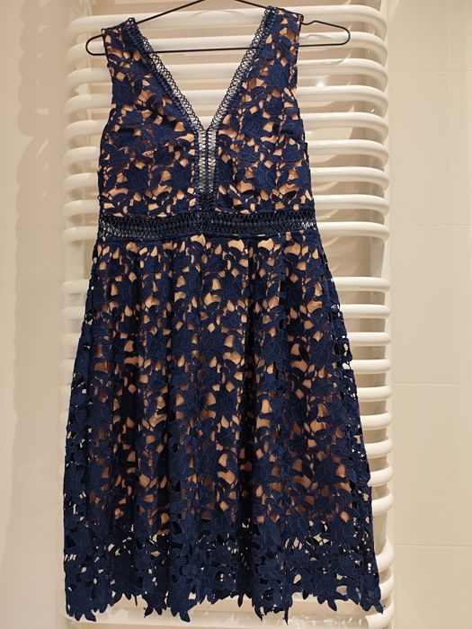 Granatowa koronkowa sukienka