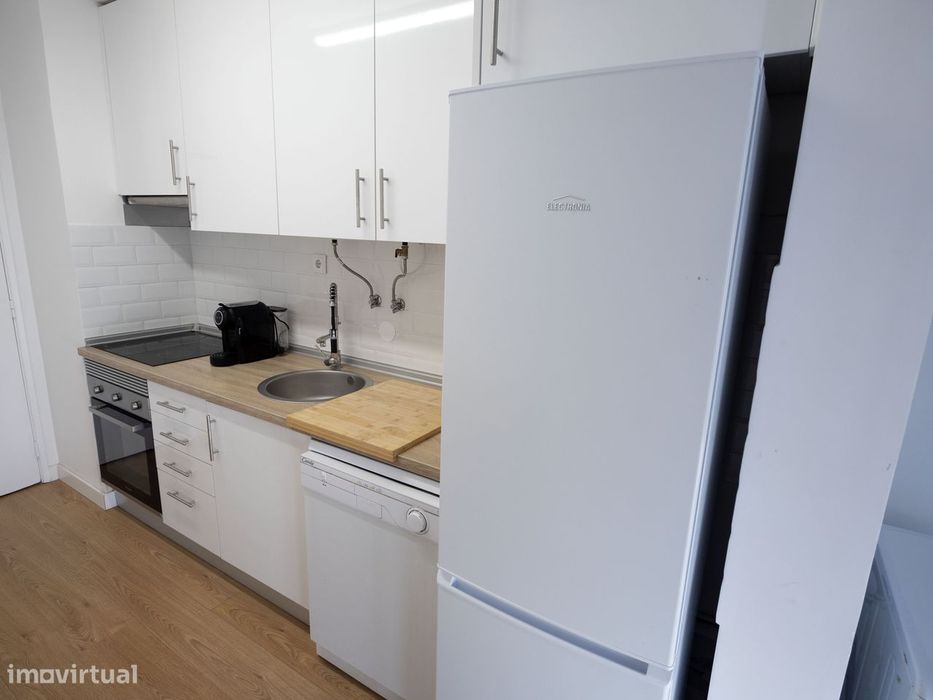 Apartamento t2 na Rua Avelar Brotero, em Stº António dos Cavaleiros