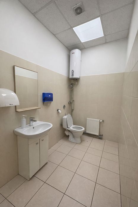 Оренда 4-поверхової офісної будівлі з закритою територією