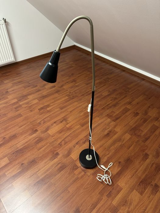 Lampka stojąca czarna