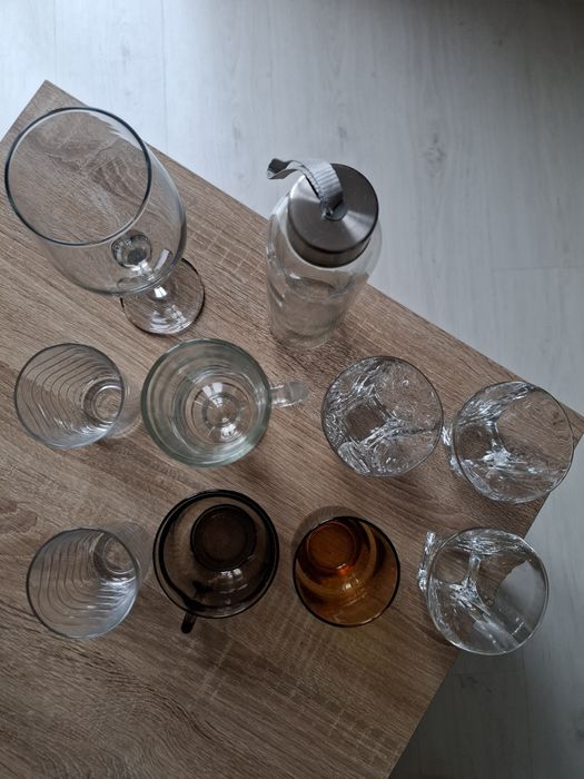 Szklane szklanki, kubki, butelka, kieliszek