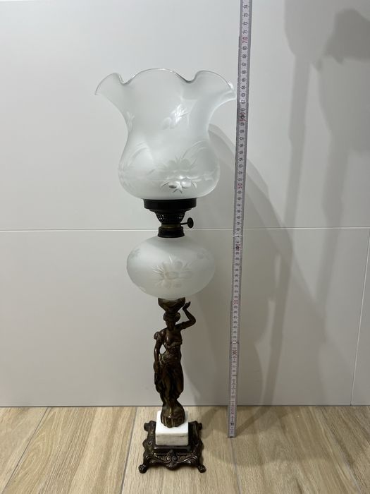 Figuralna lampa naftowa