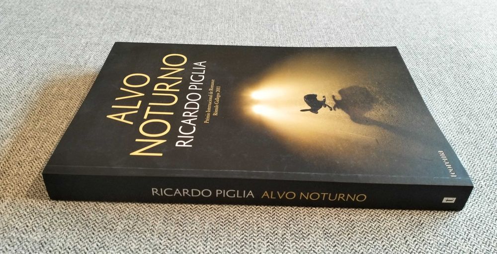 Livro "Alvo noturno" de Ricardo Piglia