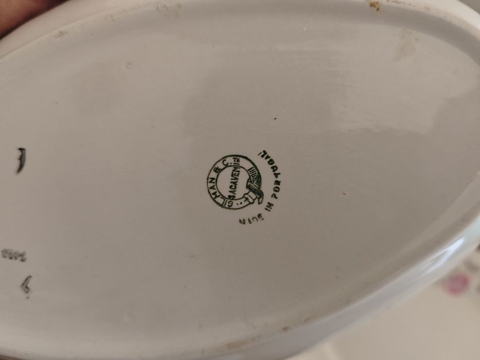 Loiça de mesa vintage com acabamento em ouro