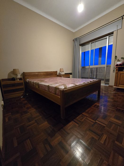 Quarto completo, máquina de lavar roupa e frigorífico