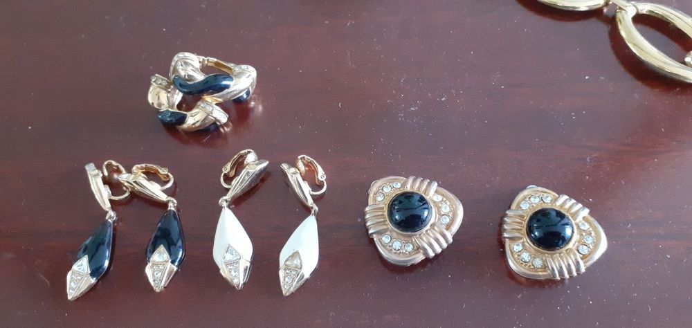 Brincos / fios / cinto / anel