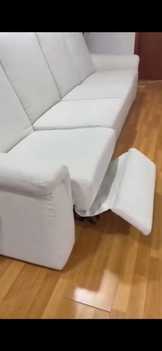 Sofá grande e excelente com suporte para pés