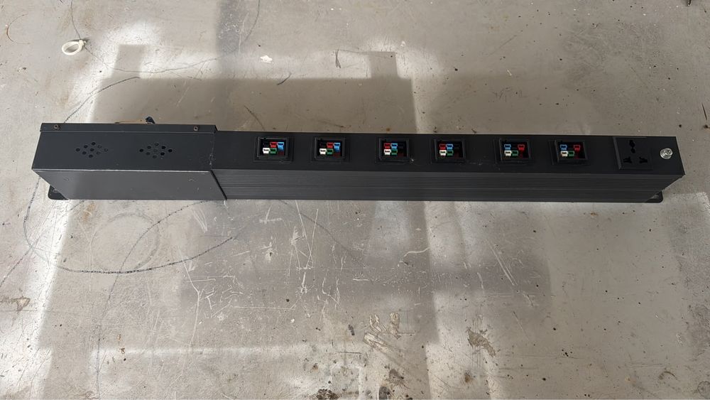 PDU Trifásica 63A 6 Saídas para Antminer T21 / ASIC Mining