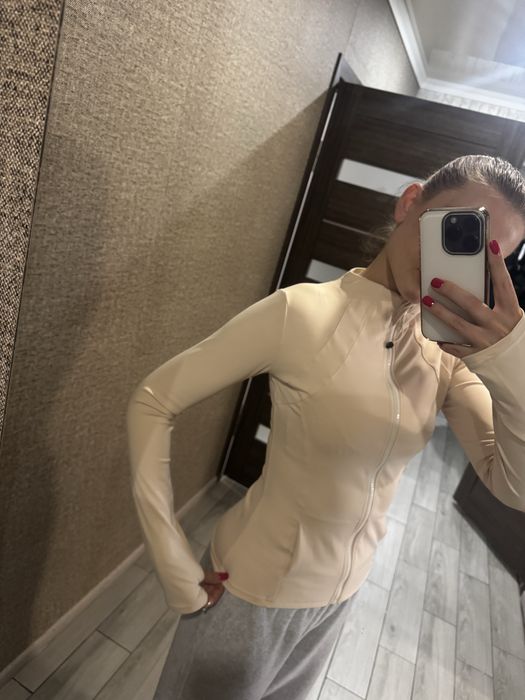 Нова спортивна кофта