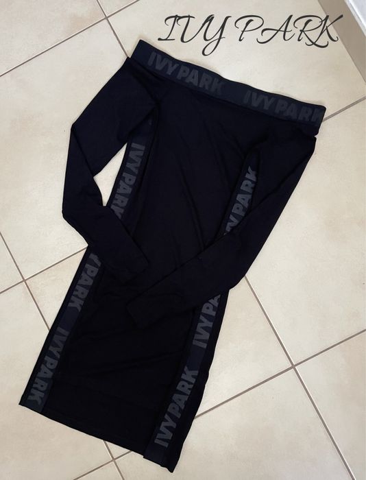 IVY PARK dopasowana sukienka hiszpanka z lampasami