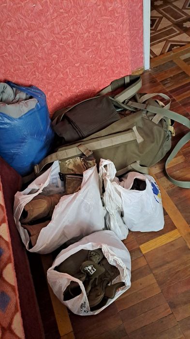 Берці 42р та інше взуття 42р, одяг 48-50р, нове,  омуніція для військового