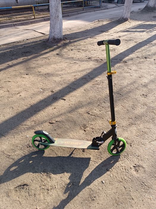 Підлітковий самокат.