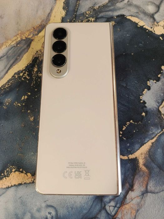 Продам Samsung Galaxy Z Fold 4 , 12/256Гб.  оригинал цвет золотой .