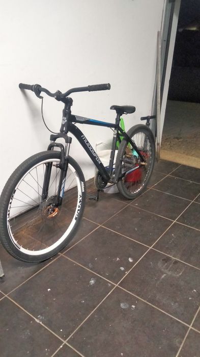 Vendo bike boa para estrada , de terra e bike de grau