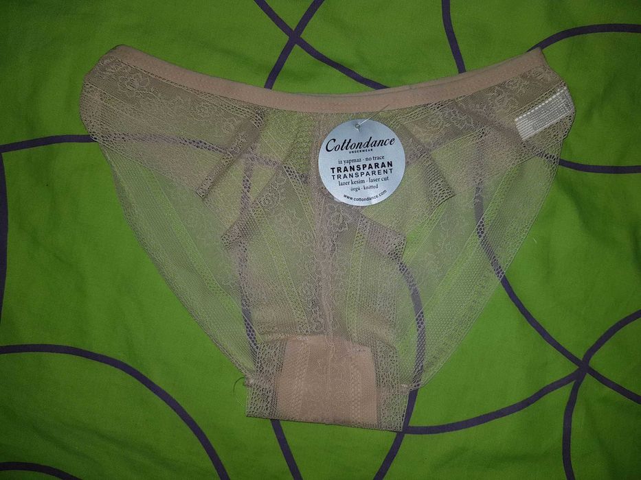 Невагомі мереживні бежеві трусики