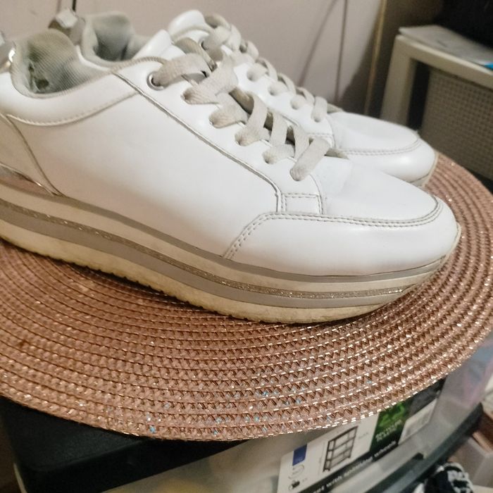 Buty damskie podwyższone lekko