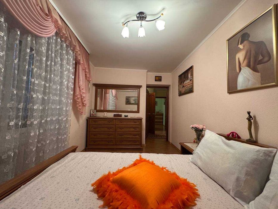 Простора 3 кімнатна квартира в центрі міста