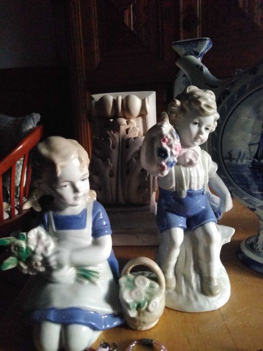 Dwie piękne figurki porcelanowe. W błękicie. Chopiec i Dziewczynka .