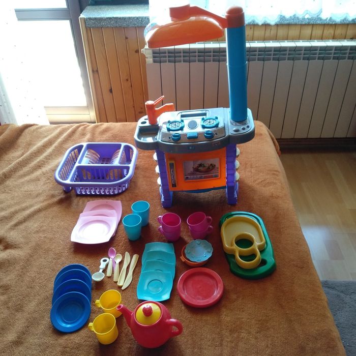 Kuchnia zabawkowa z naczyniami