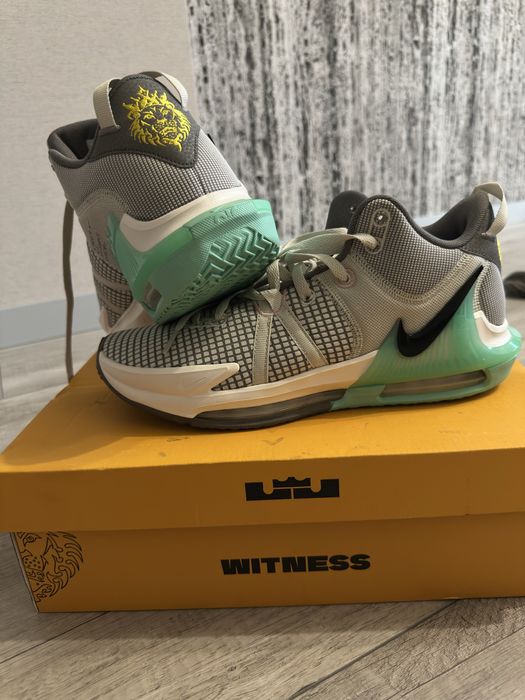 Продам чоловічі баскетбольні кросівки Nike LEBRON WITNESS 7.