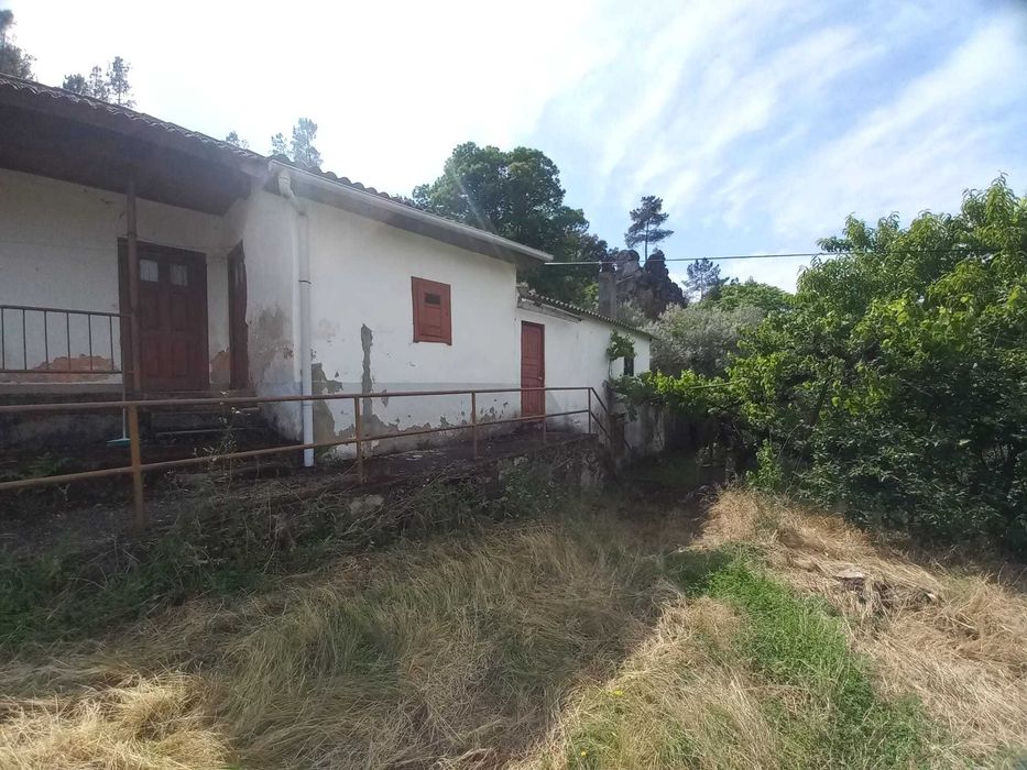Casa antiga  geminada em plenas minas tuela
