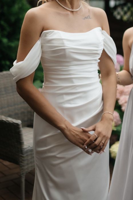 Suknia Ślubna o prostym eleganckim kroju