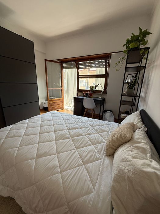 Quarto Privado e Luminoso em Benfica | Apenas Mulheres (Curta Duração)